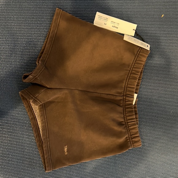 TNA by Aritizia Cozy Fleece Perfect Hi-Rise 3" Sweatshort. - Picture 6 of 9